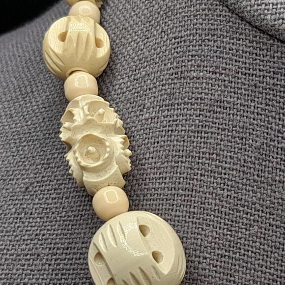Vintage Celluloid Beaded Necklace, Carved Beads, 16", 1950s Vintage Jewelry - Picture 8 of 12